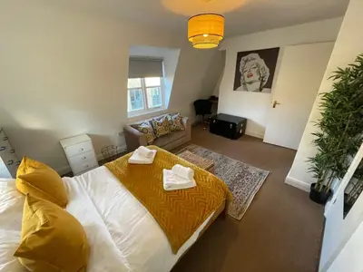 a bedroom with a bed and a couch at Next To Park 3 Bedroom V CENTRAL in Cambridge