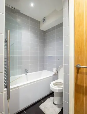 a bathroom with a bath tub and a toilet at Charlotte House 2bed 2bath Retreat For 6 Guests in Ipswich