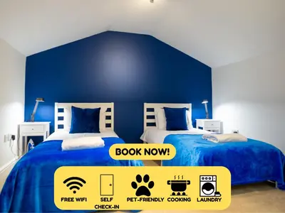 two beds in a room with blue walls at 2br 2bath Flat In Ipswich City Centre - 6 Guests in Ipswich