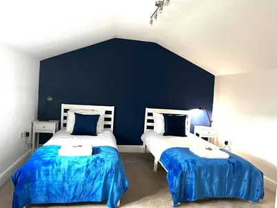 two beds in a room with blue walls at 2br 2bath Flat In Ipswich City Centre - 6 Guests in Ipswich