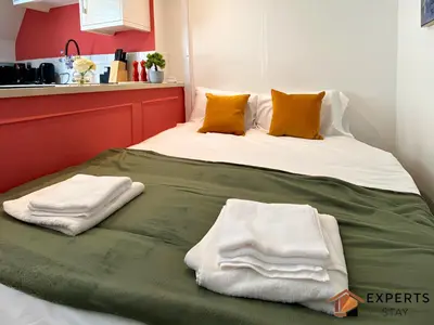 a bed with two towels sitting on top of it at R&O Property Experts 2 BR Super Central Cambridge in Cambridge