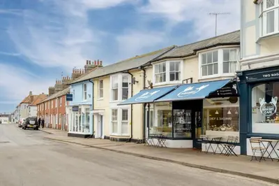 a row of buildings on a city street at The Nest, Aldeburgh - Prime location close to the beach and town amenities - Aldeburgh Coastal Cottages in Aldeburgh