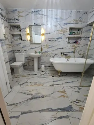a bathroom with a tub and two toilets and a sink at One Bed and Bath in Rochford in Rochford
