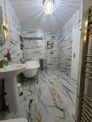 a bathroom with a sink and a toilet and a tub at One Bed and Bath in Rochford in Rochford