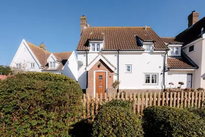 a white house with a wooden fence at 3 Barley Lands, Aldeburgh in Aldeburgh