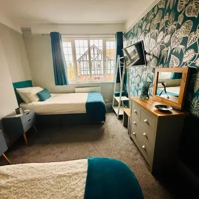 The Tudors Modern 3-Bed Home with Fast WiFi