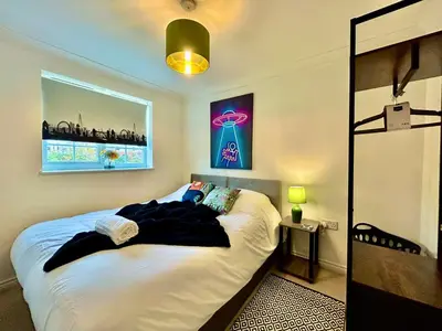 a bedroom with a large bed in a room at 4 Bedroom House - DISC0UNTS - Parking, Contractors, Group, Family in Colchester