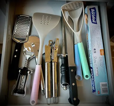 a group of kitchen utensils are arranged in a drawer at 4 Bedroom House - DISC0UNTS - Parking, Contractors, Group, Family in Colchester