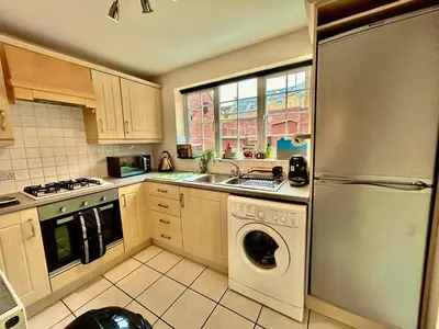 a kitchen with a washer and a sink and a dishwasher at 4 Bedroom House - DISC0UNTS - Parking, Contractors, Group, Family in Colchester