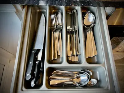 a tray filled with utensils in a drawer at 5 Bedroom House - DISC0UNTS - Parking, Contractors, Group, Family in Colchester