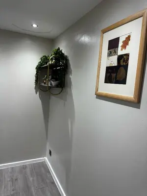 a room with a wall with a plant on it at Paramount Luxe Loft- 3 bedrooms, 4 beds cosy home in Laindon