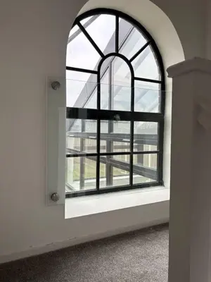 an arched window in a room with a white wall at Stunning 2-bed house in Great Warley, Brentwood in Great Warley Street