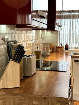 a kitchen with a counter top with a microwave and a counter sidx sidx at Flat-on-Sea in Southend-on-Sea