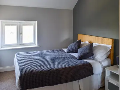 a bedroom with a bed and a window at Periwinkle No5 - Uk49249 in Althorne
