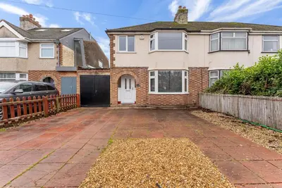 an empty driveway in front of a house at Gorgeous Abode in Cambridge - Pet Friendly! in Cherry Hinton