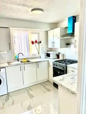 a white kitchen with a sink and a stove at Modern Stylish 4Bed 2 Bath in Pitsea, Basildon Essex 2 Free Carpark in Nevendon