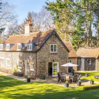 Marvellous secluded forest lodge - Stone Hall
