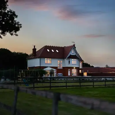 Merry Lakes - Luxury Lakeside Escape with Pool - Just 30 Minutes from London