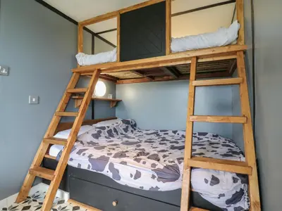 a bunk bed in a room with a bunk bedutenewayangering at Dozy Dotty Cow Shed 4 in Woodbridge