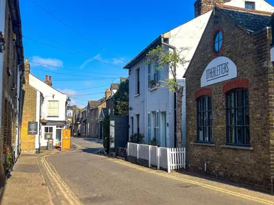 an empty street in a small town at Relaxing home Leigh on Sea in Southend-on-Sea