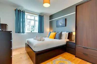 a bedroom with a bed and a window at Stylish and Modern Flat with Free Parking Pass the Keys in Cambridge