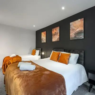Modern Comfort 4BR Home for 10