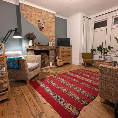 Homely flat just off Leigh Broadway