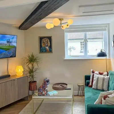 Very best location - Luxury boutique apartment by river and historic city centre