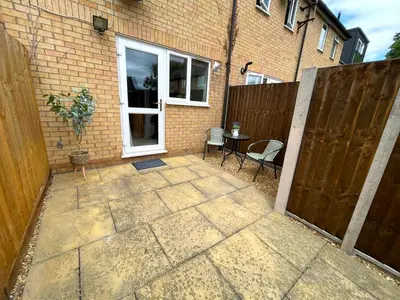 a patio with a fence and a table and chairs at Cute and Spacious 1 Bed House by Station and River in Cambridge