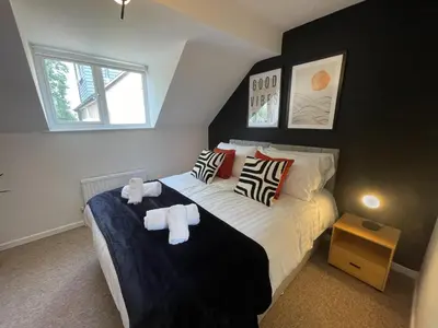 a bedroom with a bed with two teddy bears on it at Cute and Spacious 1 Bed House by Station and River in Cambridge