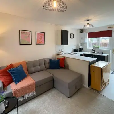 Cute and Spacious 1 Bed House by Station and River