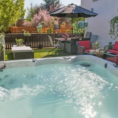 Huge 8 Bed Manor House with Hot Tub