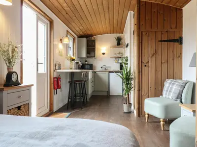 a room with a bed and a kitchen in a room at The Heron in Cambridge