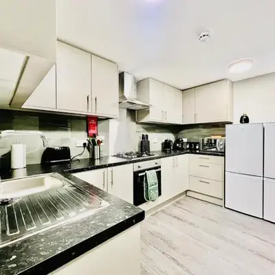 Quirky and spacious 5 Bedroom and 3 bathroom house Sleeps 7 with free Parking in Basildon