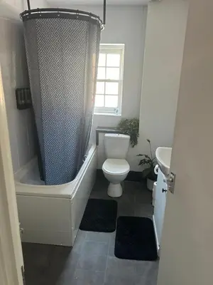 a bathroom with a toilet and a tub and a sink at Upto 9 Contractors, LongStay Discounts in Hythe