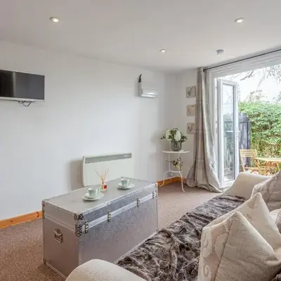 Stansted airport - studio annexe with parking