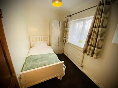 a small bedroom with a bed and a window at Modern-PetFriendly-privateGarden-Family-20MinToLDN in Stevenage