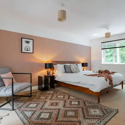 Stylish 5Bedroom Getaway in Quiet Mildenhall Area