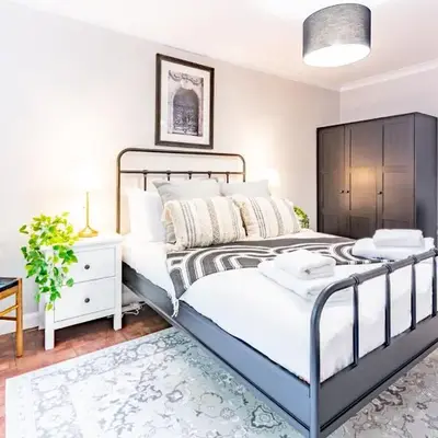 Stylish 2-Bedroom Flat in Great Warley – Sleeps 6 Pass the Keys