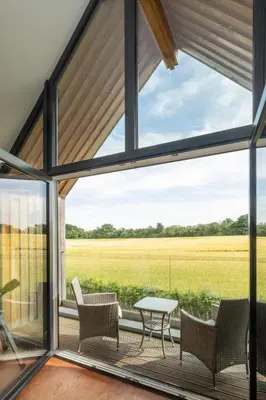 a glass house with a view at Sedge House, Eastbridge, Close to the coast, RSPB Nature Reserve, Dunwich, Sizewell and Leiston - Managed by Aldeburgh Coastal Cottages in Theberton