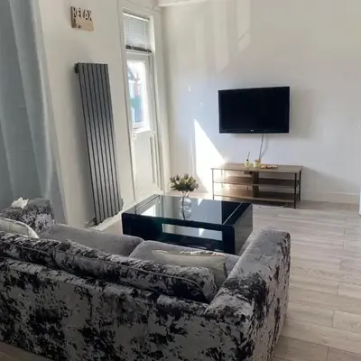 Stylish 3 Bed Seaside Apartment Central Southend Location & Steps from the Beach