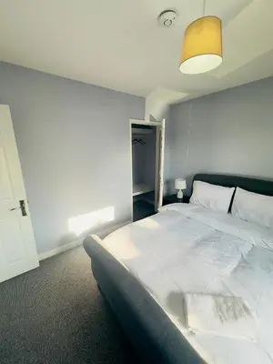 a bedroom with a large white bed in a room at Cosy and Bright Stay Ipswich in Ipswich