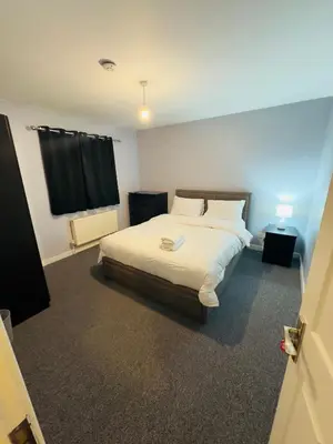 a bedroom with a bed and a window in it at Cosy and Bright Stay Ipswich in Ipswich