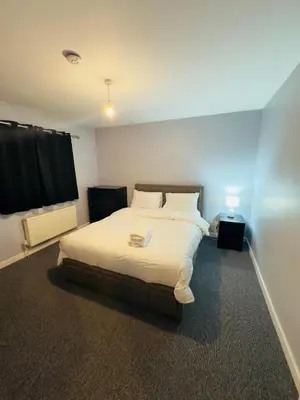 a bedroom with a large white bed in a room at Cosy and Bright Stay Ipswich in Ipswich