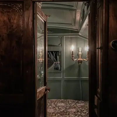 Romantic 1920s Circus Wagon Experience