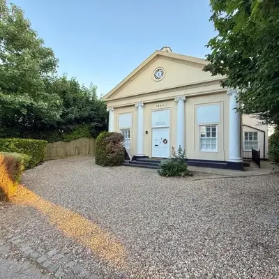 2 bed Elegant Flat in Stansted with parking