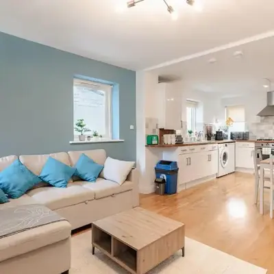 Stunning 2 Bedroom Flat with Charming Patio