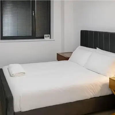 Modern 2 Bed Flat with parking Next to Basildon Station