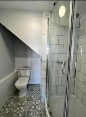 a bathroom with a toilet and a walk in shower at Spacious 6 Bedroom House Basildon with Free Parking for Contractors and Business - Free Parking l sleeps 12 in Basildon