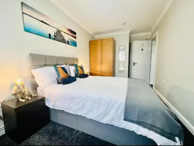 a bedroom with a large white bed in a room at Spacious 6 Bedroom House Basildon with Free Parking for Contractors and Business - Free Parking l sleeps 12 in Basildon